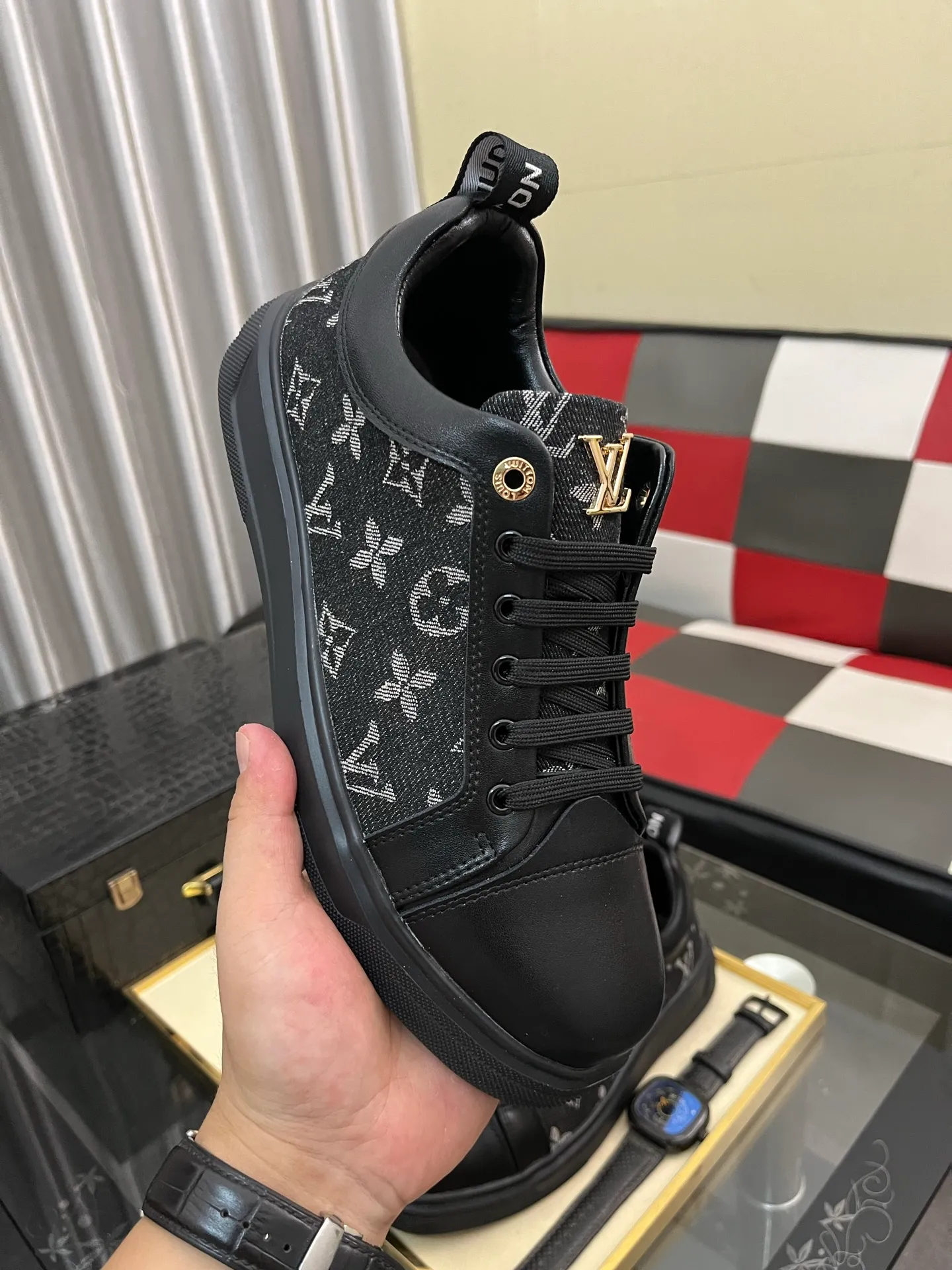 Men's shoes 💰400⌚️⌚️《Louis vuitton/LV Louis Vuitton》original quality.~ Unique modern style sneakers. 🏃A must-have casual shoe for trendy men😍😍 Original brand imported from Italy, imported original leather, cowhide lining (refuses to discolor and grind feet) sole: original sole provided by the original factory, French lazy style design ⚠️Fit to the feet, original quality, super comfortable original sole. Code number: 38-443️⃣Colors available